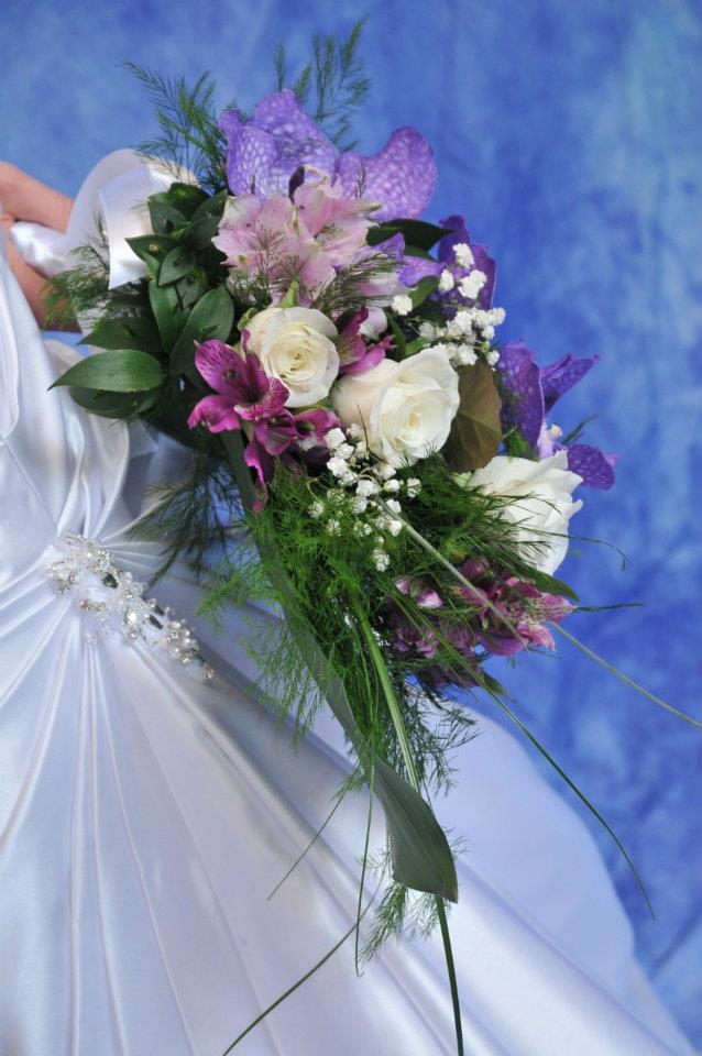 bidermajer beli sa ljubicastim detaljima