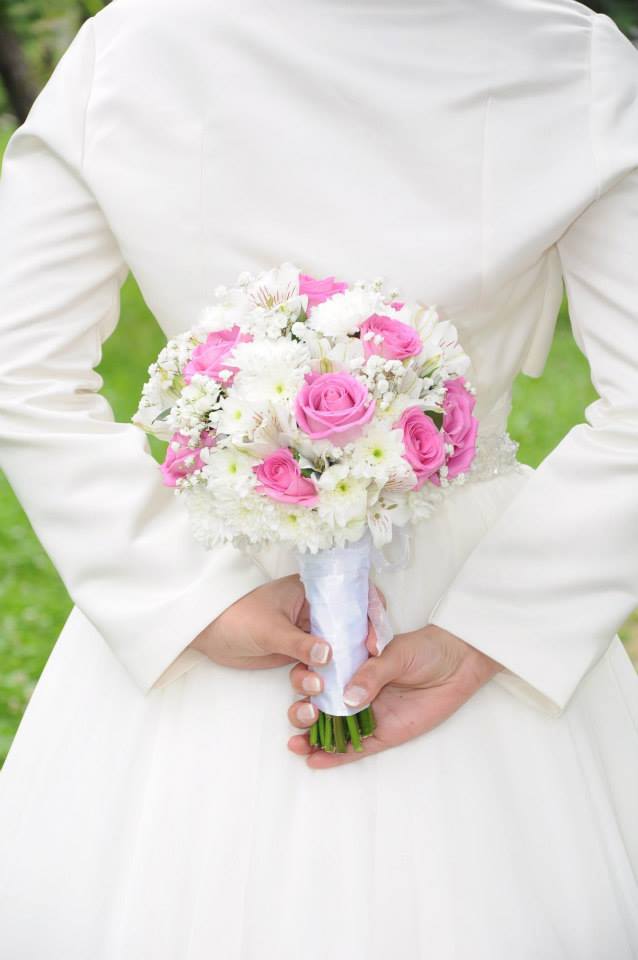 šareni bidermajer sa roze i belim ružama