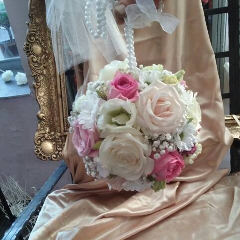 bidermajer od belih i roze ruža