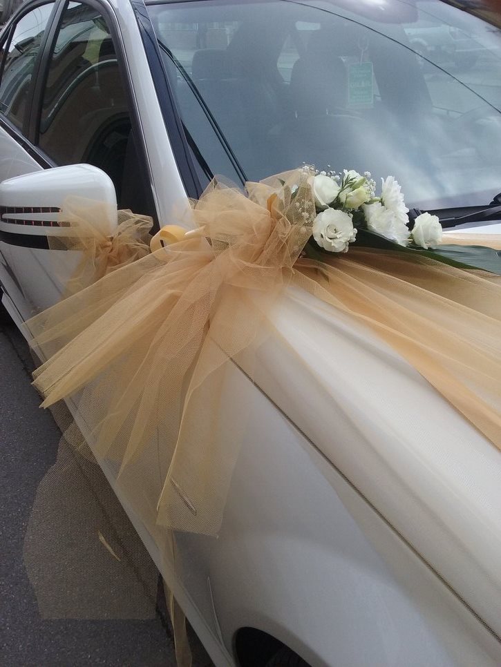 bela mašna za automobil