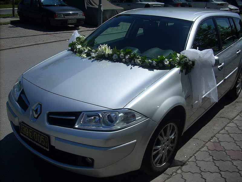 svadbarski ukras za automobil