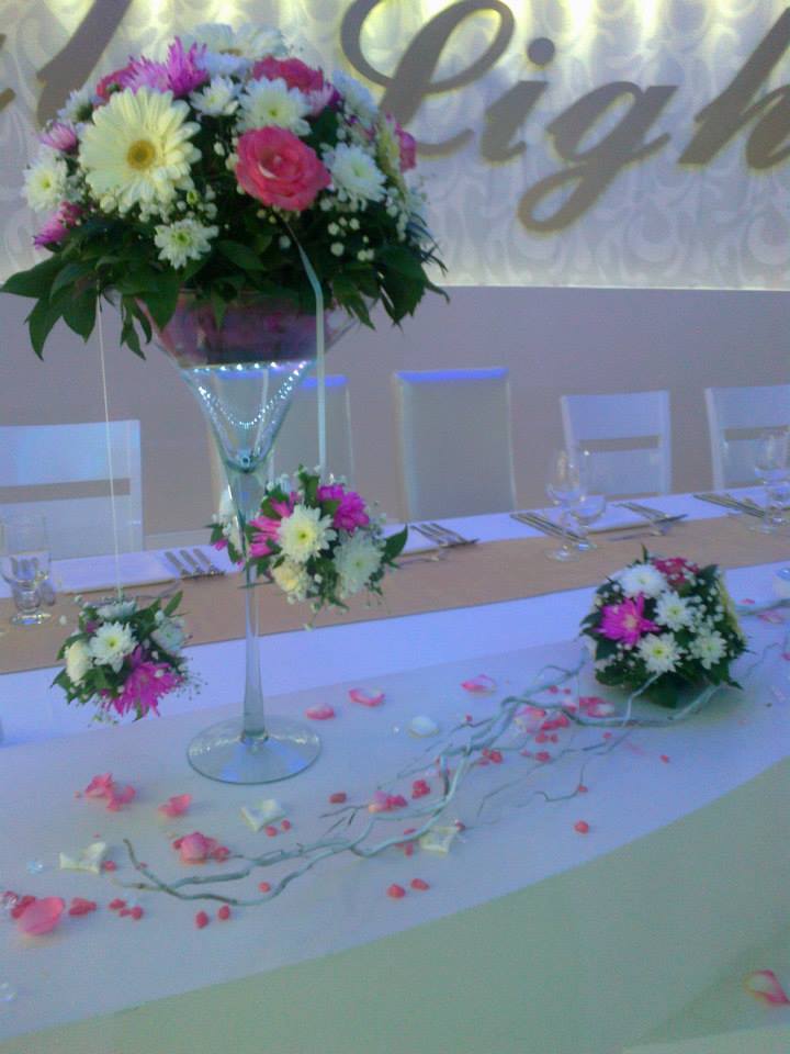 šareni cvetni stoni aranžman