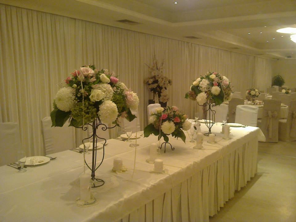 visoki cvetni stoni cvećni aranžman