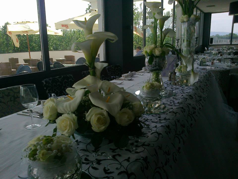 cvetni stoni aranžman od kala