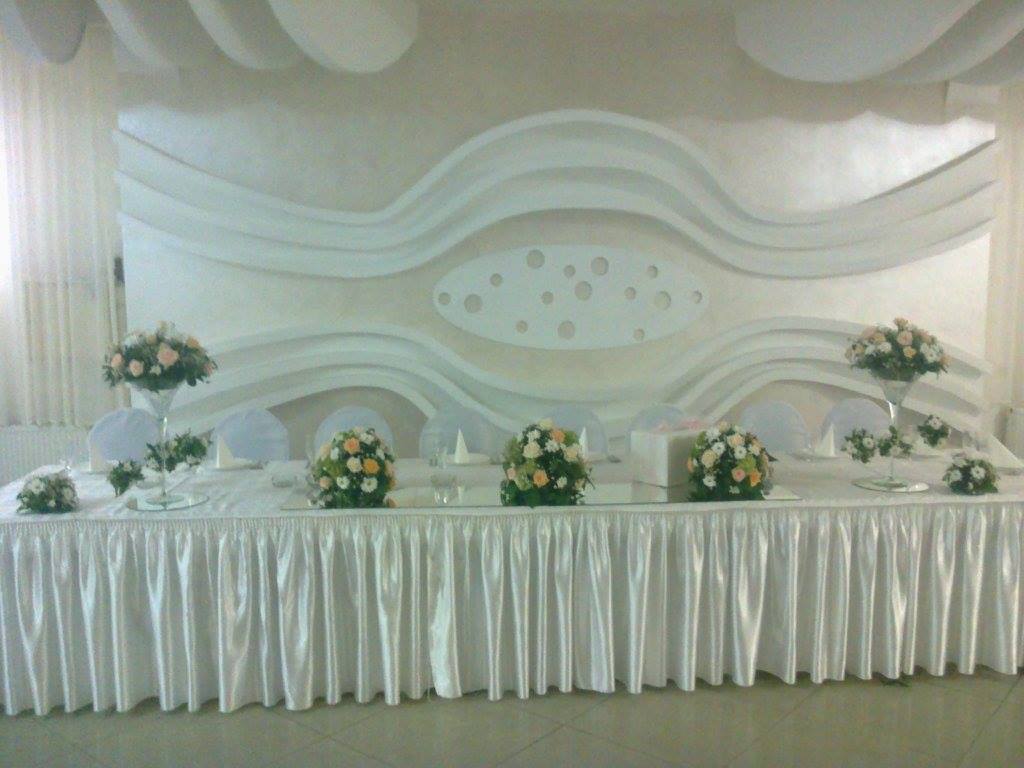 puni cvetni stoni aranžman