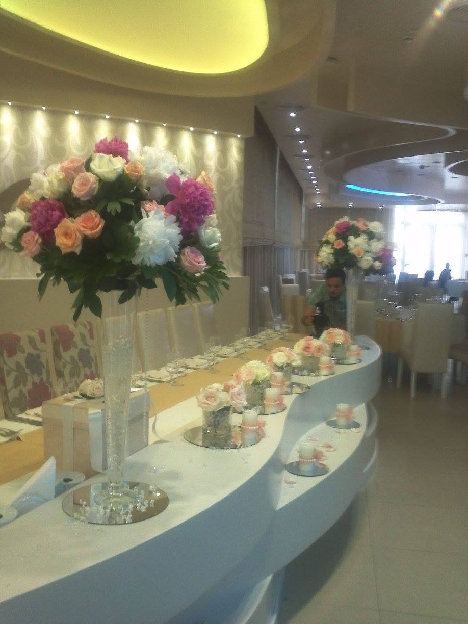 puni cvetni stoni aranžman