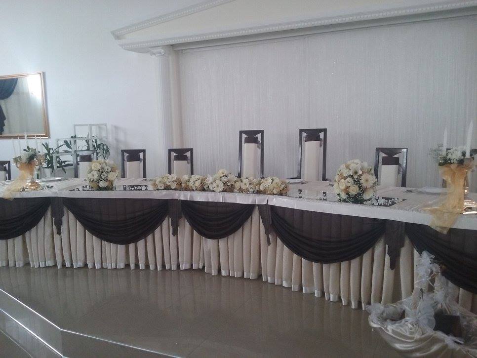 cvetni aranžman za ceo sto