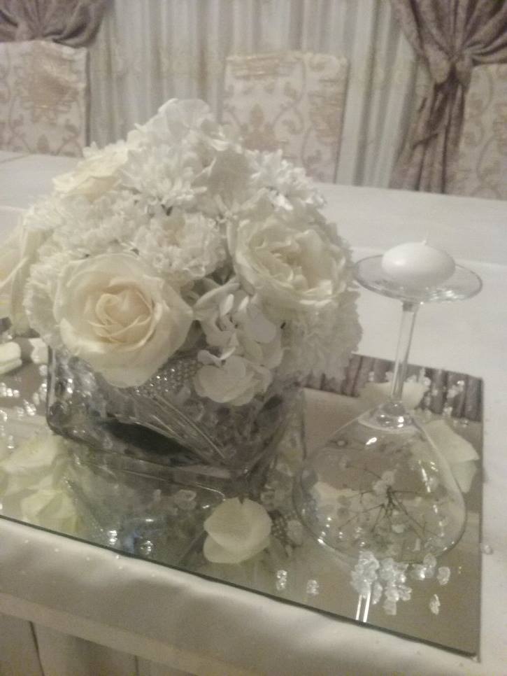 buket belih ruža za svadbarski sto