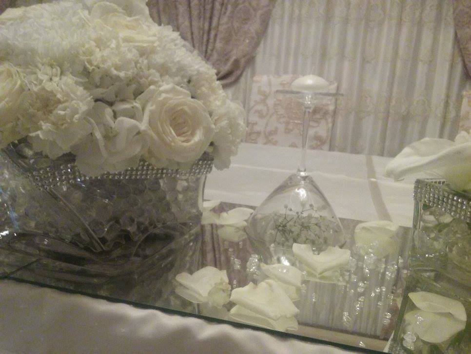 aranžman belih ruža