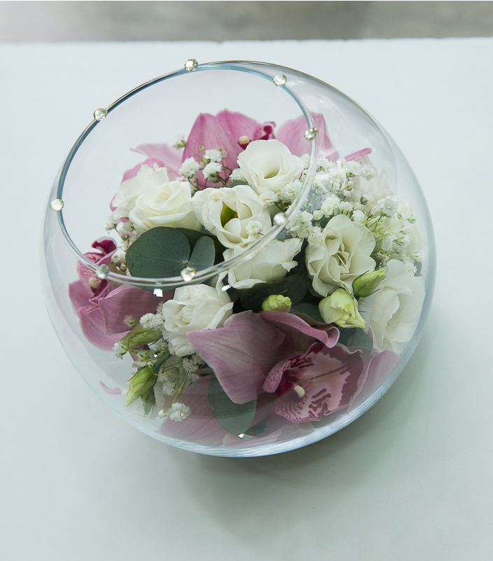 staklena kugla sa cvećem