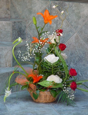 visoka korpica šarenog cveća