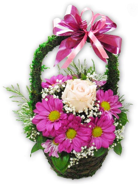 velika buket korpa roze cveća sa jednom belom ružom