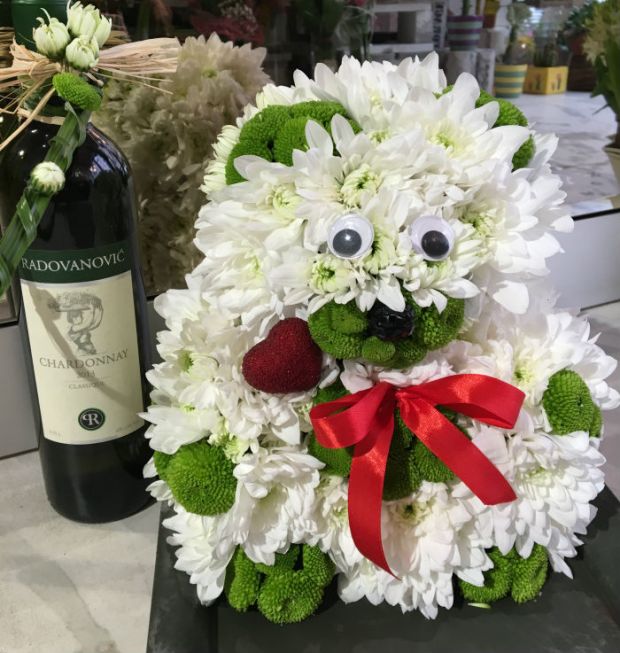 predivan beli medved od cveća